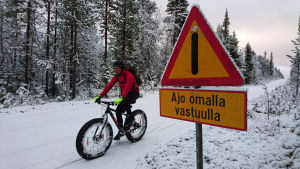 Mikko Peltola pyöräilee  talvella Pallasjärventiellä