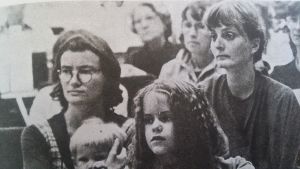 Sunniva Drake och Mariella Lindén på seminarium Svartvitt foto av kvinnor på seminarium