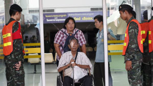 Över 20 personer skadades i militärsjukhuset Kung Mongkut i centrum av Bangkok. Sjukhuset spärrades av men evakuerades inte efter explosionen Över 20 personer skadades i militärsjukhuset Kung Mongkut i centrum av Bangkok. Sjukhuset spärrades av men evakuerades inte efter explosionen