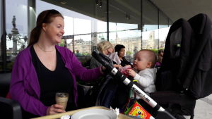 Cecilia Tryselius, här med dottern Astrid, är välbekant med dilemmat att kombinera jobb och barnafödande, när man närmar sig 40. Cecilia på café, med latte i handen, baby tittar nyfiket ut ur vagnen