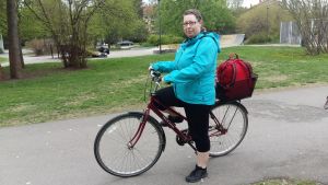 Det gäller att dra ut i ur och skur som hemvårdare. Hemvårdare Linda Nwaogo med sin cykel.