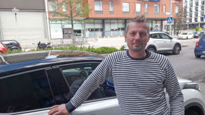 Toni Geitel säger att det är svårt att hitta parkeringsplats vid gatan i Alberga, men han stöder inte parkeringsavgifter. Toni Geitel framför sin bil.