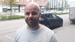 Tomi har ett gym- och spaföretag på Albergagatan och fördömer starkt stadens planer på parkeringsavgifter i området. Tomi har ett gym- och spaföretag i Alberga i Esbo.