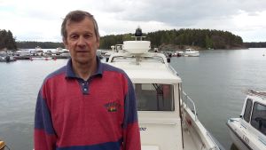 Jan-Erik Öhman hyr ut stugor i Snappertuna skärgård. En man står på en båt och han heter Jan-Erik Öhman.
