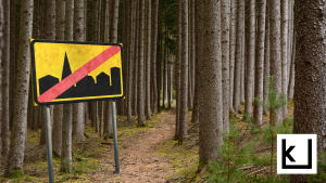 taajama päätty liikennemerkki metsässä