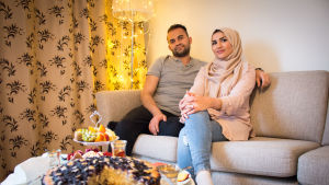 Ramadanin aikaan monet koristelevat kotiaan. Suomalaiset jouluvalot sopivat tähän tarkoitukseen hyvin. Mies ja huivipäinen nainen istuvat sohvalla