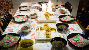 Bordet är dukat för en festlig iftar med familj och vänner. Bordet är dukat inför kvällens iftar middag som består av ris och kött.