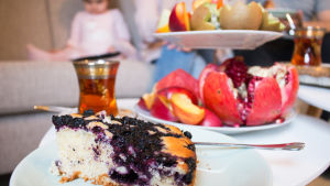 Blåbärspaj passar bra in bland iftar-rätterna hos en finsk muslim. Blåbärspaj med frukter i bakgrunden.