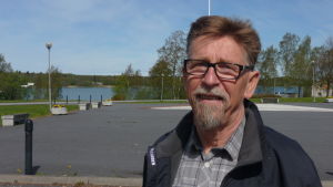 Carl-Gustav Mangs (SFP), stadsstyrelsens ordförande i Kaskö. Carl-Gustav Mangs vid torget i Kaskö på en solig sommardag.
