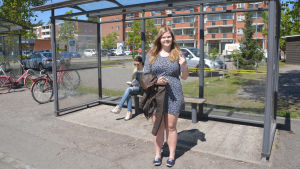 Alexandra Grankvist väntar på bussen. Alexandra Grankvist på busshållsplatseb i Söderkulla