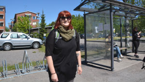 Veera Karjalainen åker regelbundet buss mellan Helsingfors och Söderkulla. Veera Karjalainen på busshållsplatsen i Söderkulla