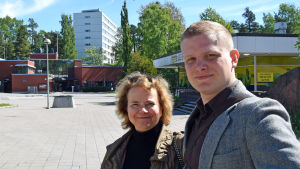 Professor Laura Kolbe och hennes doktorand Henri Hannula. Laura Kolbe och Henri Hannula poserar i Rönnbacka.