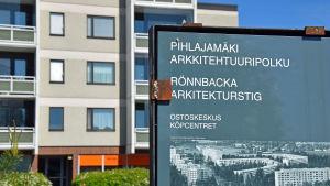 Stadsdelens historia åskådliggörs med en arktiekturstig. Infoskylt om Rönnbacka arkitekturstig.
