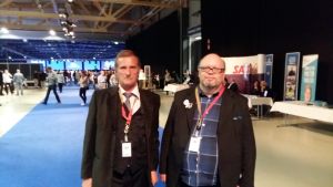 Juhani Tähtivaara och Risto Simonen röstade på Sampo Terho. På partikongress i Jyväskylä.