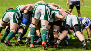 Så här kan det se ut under en match. Här spelade Old Town Shamrocks mot Helsinki Rugby Club tidigare i år. Rugbyspelare med rumporna mot kameran