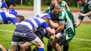 Det går hårt till. I maj spelade Shamrocks mot Helsinki Rugby Club och vann. Rugbyspelare kämpar om boll