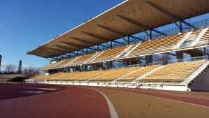 Löpbanor och huvudläktaren på Paavo Nurmis stadion i Åbo.