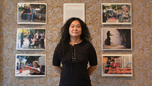 Chuyia Chias installation "The Red Thread Between Us" finns i den Runebergska hemmet. Chyia Chias som sytår mellan sina tavlor i Runebergs hemmet