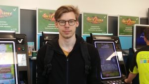 Tim Kari tycker att spelmonopolet i Finland är ok. Tim Kari kommenterar spelmonopolet i Finland.