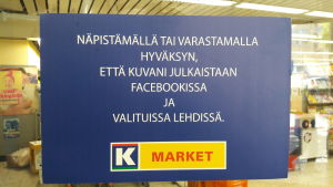 I Böle har en köpman lagt upp en varningsskylt i sin affär där det står att den som snattar eller stjäl samtidigt godkänner att en bild på denne publiceras på Facebook eller i utvalda tidningar. Skylt där det står att den som snattar eller stjäl samtidigt godkänner att köpmannen publicerar en bild på personen på Facebook eller i utvalda tidningar.
