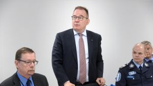 Skyddspolisens vd Antti Pelttari i mitten. Skyddspolisens vd, Antti Pelttari