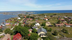 Det är inte bara seglare som besöker Utö, också vanliga turister åker ut med förbindelsebåten. Då spelar vädret inte lika mycket roll. Utö skärgårdssamhälle sett från Utö fyr.
