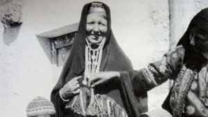 Hilma Granqvist i byn Artas. Hilma Granqvist i Artas tillsammans med två av byns yngre invånare.
