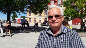 Tommy Gardell försöker hitta stöd i lagen för att inte behöva hyra ut mark till NMR nästa år. Tommy Gardell, i solglasögon och rutig skjorta, på solig gata i Visby.