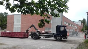 Anttilan koulu i Lojo centrum grundrenoverades i år. En skola i rött tegel i Lojo som heter Anttilan koulu.