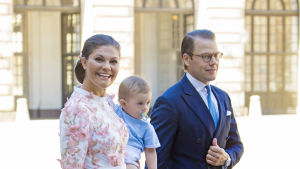 Kronprinsessan Victoria, här tillsammans med sin man prins Daniel och deras yngste son Oscar. Kronprinsessan Victoria, prins Daniel och prins Oscar.