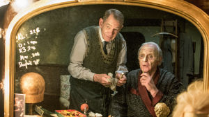 Näyttelijät Anthony Hopkins ja Ian McKellen tähdittävät teatterimaailmaan sijoittuvaa draamaelokuvaa.