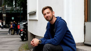 Anders Ahlbäck tror att tanken om att pojkar blir män i militären har överdrivits. Anders Ahlbäck sitter på en trappa.