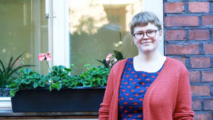 Julia Dahlbergs föreläsning kan höras under Svenska Litteratursällskapets Finland 100-evenemang Föredragsmaraton på Svenska Teatern 8-9.9. Julia Dahlberg står vid ett fönster.