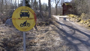 Plankorsningen vid Solbacksvägen leder till en gård. Solbacksvägen i Höstves i Vasa. Här skedde fredagens dödsolycka.