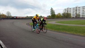 Velodromen i Kuppisparken. Två cyklister tränar på velodromen i Kuppisparken i Åbo.