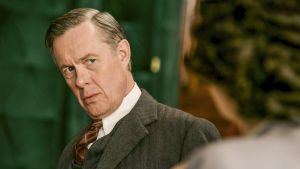 Lordi Hamilton (Alex Jennings) Uusi kahdeksanosainen draamasarja The Halcyon kertoo loistohotellista Lontoossa toisen maailmansodan aikana.