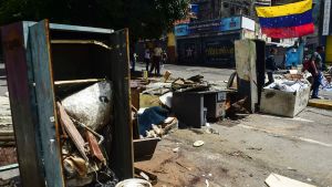 Oppositionsaktivister byggde barrikader i Caracas inför söndagens omröstning. Oppositionsaktivister byggde barrikader i Caracas inför söndagens omröstning.