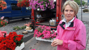 Blomförsäljare Tuija Simi tror att det oljud som pålningen för med sig skrämmer bort kunderna. Blomförsäljare Tuija Simi på Hagnäs torg.