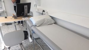 Med spartanska vänte- och mottagningsrum i små lokaler sparar man pengar och kan sänka priserna. sjukhusbrits