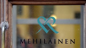 Mehiläinen är Finlands största privata vårdproducent med en omsättning på över en halv miljard euro. Perusterveys hoppas i år kunna omsätta 1,7 miljoner euro och 15 miljoner år 2019. Dörr till Mehiläinens läkarmottagning.