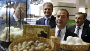 Rysslands jordbruksminister Aleksandr Tkatjev (längre bak i mitten) och premiärminister Dmitrij Medvedev (framme i mitten) beundrar ryska livsmedel på jordbruksmässa i Moskva. Rysslands jordbruksminister Aleksandr Tkatjev och premiärminister Dmitrij Medvedev beundrar livsmedel på jordbruksmässa i Moskva.