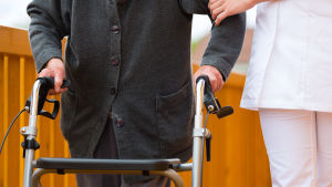 Det är viktigt att personal och klienter kan känna sig trygga med läget så att arbetet kan fortsätta som vanligt. Person med rollator och person som tillhör sjukvårdspersonalen.
