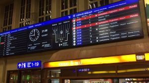 Tågavgångar blev inställda under lördagskvällen i Helsingfors efter stormen Kiira. Avgångstidtabeller på helsingfors järnvägsstation med inställda avgångar på grund av reparationsarbeten efter stormen.