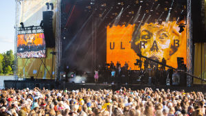 ...jopa aurinko paistoi kirkkaammin. Ultra Bra paluukeikalla Ruisrockin Rantalavalla heinäkuussa 2017.