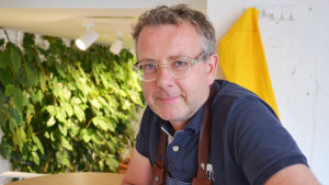 Lunchen är arbetsdryg och dyr att göra, enligt restaurangchefen Jani Himonas. porträttbild på restaurangchef Jani Himonas