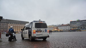 Salutorget i Åbo några timmar efter knivattacken. Polis på Salutorget i Åbo.