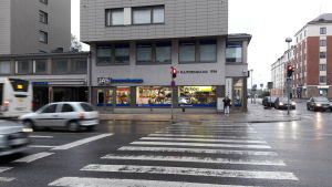 Vid korsningen mellan Brahegatan och Mariegatan fanns det ännu på kvällen blod på trottoaren. Gatuhörnet vid Trätorget i Åbo där en person blev knivhuggen.