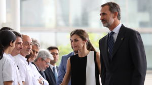 Spaniens kung Felipe och drottning Letizia skakar hand med personal under ett besök på ett sjukhus i Barcelona. Spaniens kung Felipe och drottning Letizia skakar hand med personal under ett besök på ett sjukhus i Barcelona.