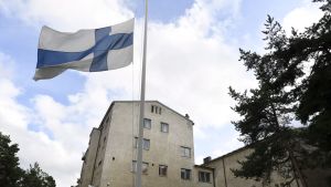 Flyktingförläggningen flaggade på halvstång på lördagen. Finlands flagga vajar på halvstång utanför en flyktingmottagningscentral i Åbo den 19.8.2017.