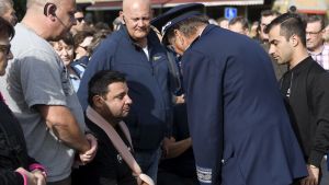 Hassan Zubier hälsar på Sydvästra Finlands polisinrättnings polischef Tapio Huttunen.